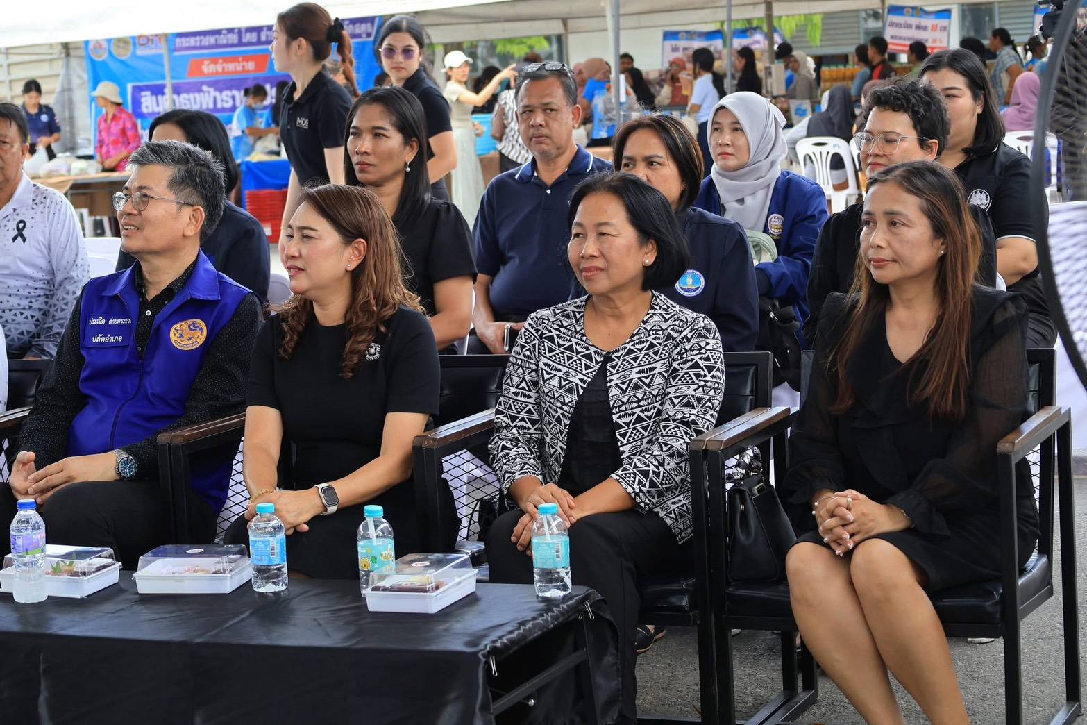 title - ปทจ.สตูล ร่วมงานธงฟ้าราคาประหยัด ครั้งที่ 4 ช่วยผู้ประสบอุทกภัย ลดค่าครองชีพประชาชน ณ เทศบาลตำบลกำแพง อำเภอละงู จังหวัดสตูล